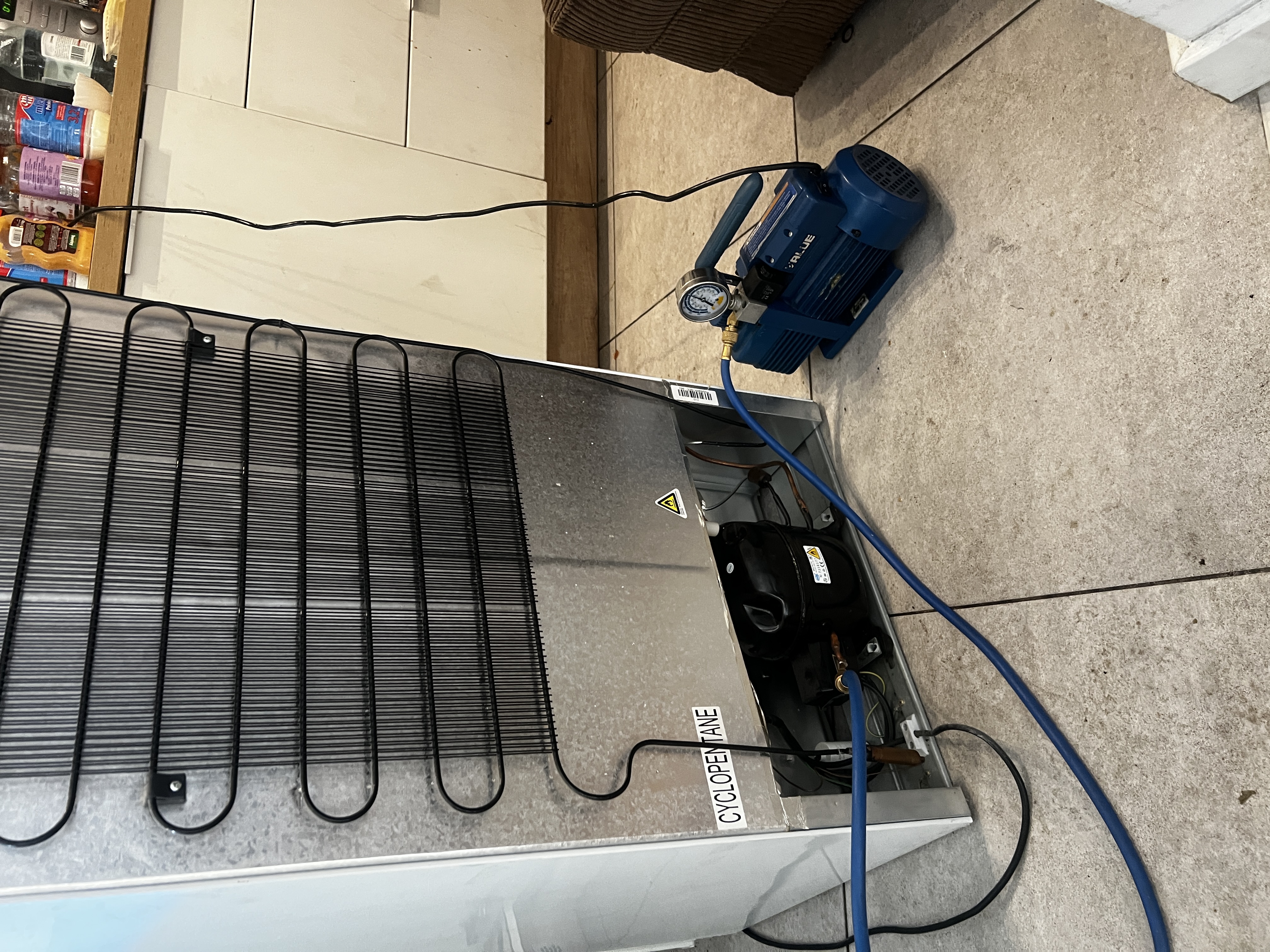 Uzupełnienie czynnika w witrynie sklepowej