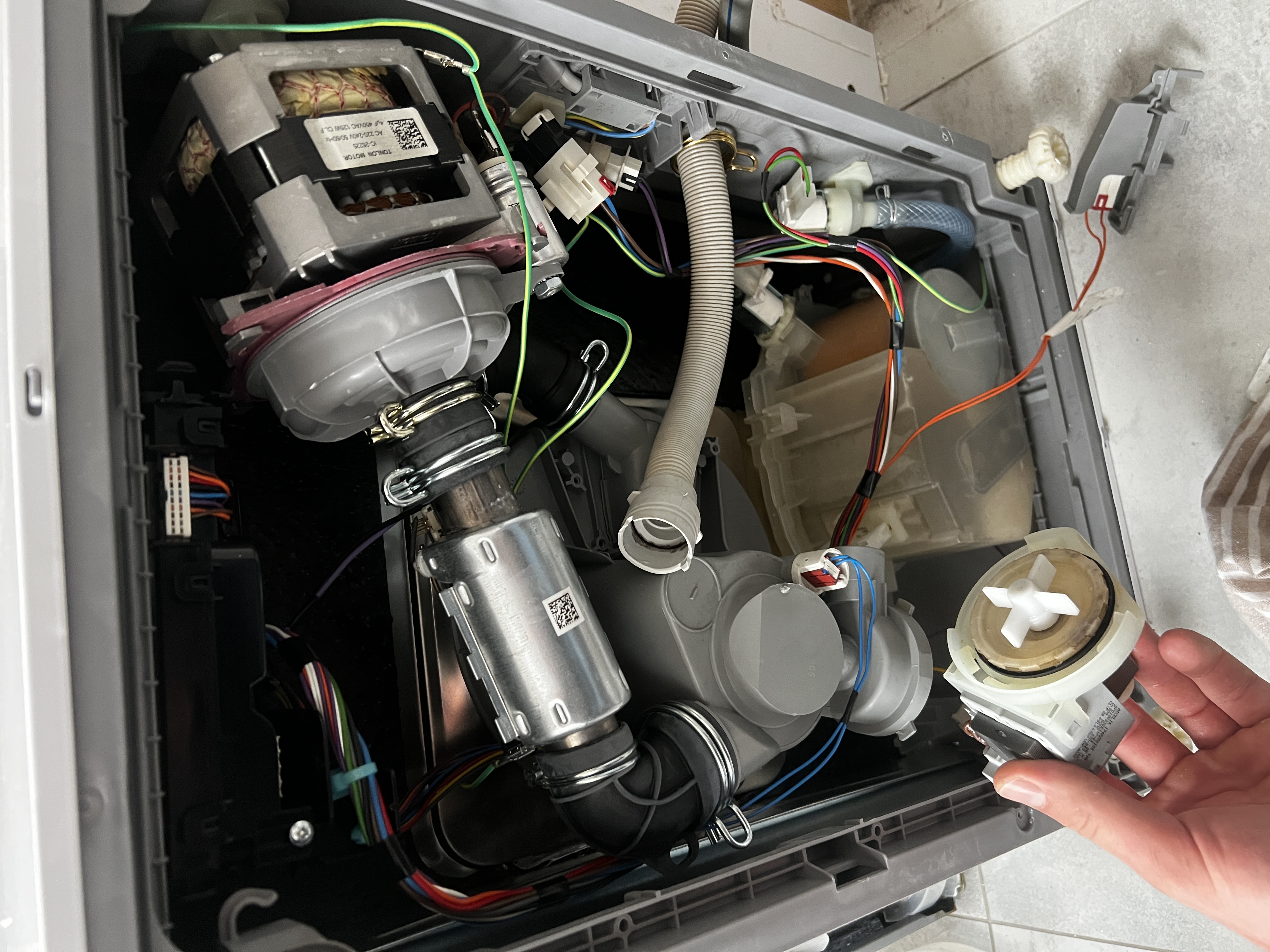 Wymiana pompy odpływowej w zmywarce